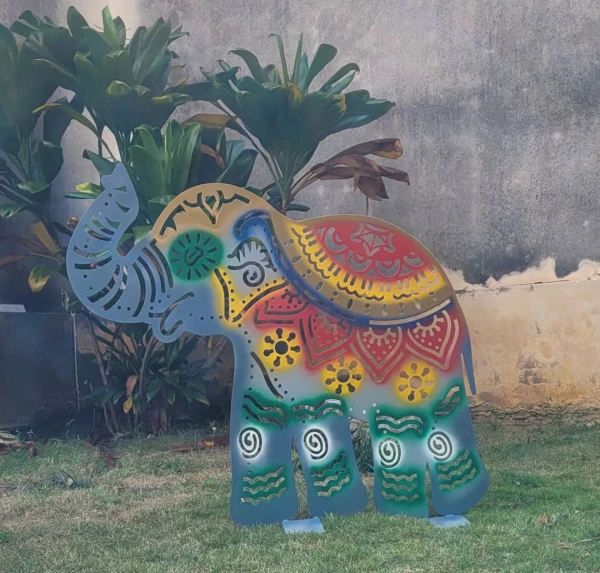 Elefante Oxana. Escultura de Jardín's foto | Producciones Aylette |  BizneCubano